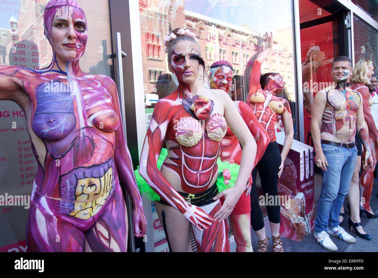 Amsterdam, Pays-Bas. 7 juin, 2015. Les modèles posent body painting pendant les "sous la peau", une exposition de peintures, corps anatomique à Dam Square dans le centre-ville d'Amsterdam, Pays-Bas, le 7 juin 2015. © Sylvia Lederer/Xinhua/Alamy Live News Banque D'Images