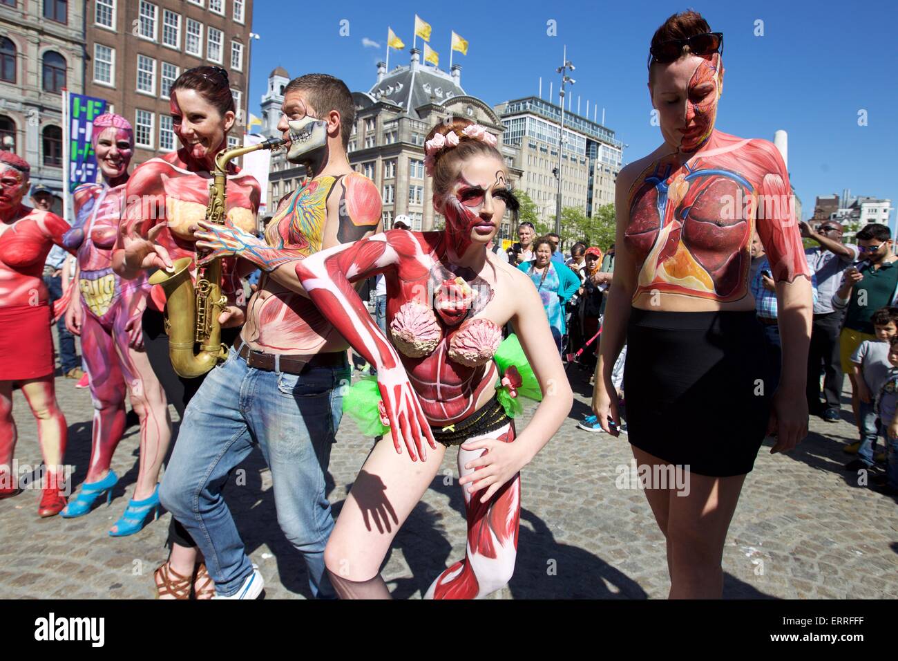 Amsterdam, Pays-Bas. 7 juin, 2015. Les modèles Body painting défilé pendant "sous la peau", une exposition de peintures, corps anatomique à Dam Square dans le centre-ville d'Amsterdam, Pays-Bas, le 7 juin 2015. © Sylvia Lederer/Xinhua/Alamy Live News Banque D'Images