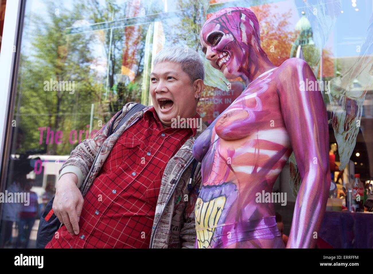 Amsterdam, Pays-Bas. 7 juin, 2015. Un visiteur pose avec un modèle au cours de body painting "sous la peau", une exposition de peintures, corps anatomique à Dam Square dans le centre-ville d'Amsterdam, Pays-Bas, le 7 juin 2015. © Sylvia Lederer/Xinhua/Alamy Live News Banque D'Images