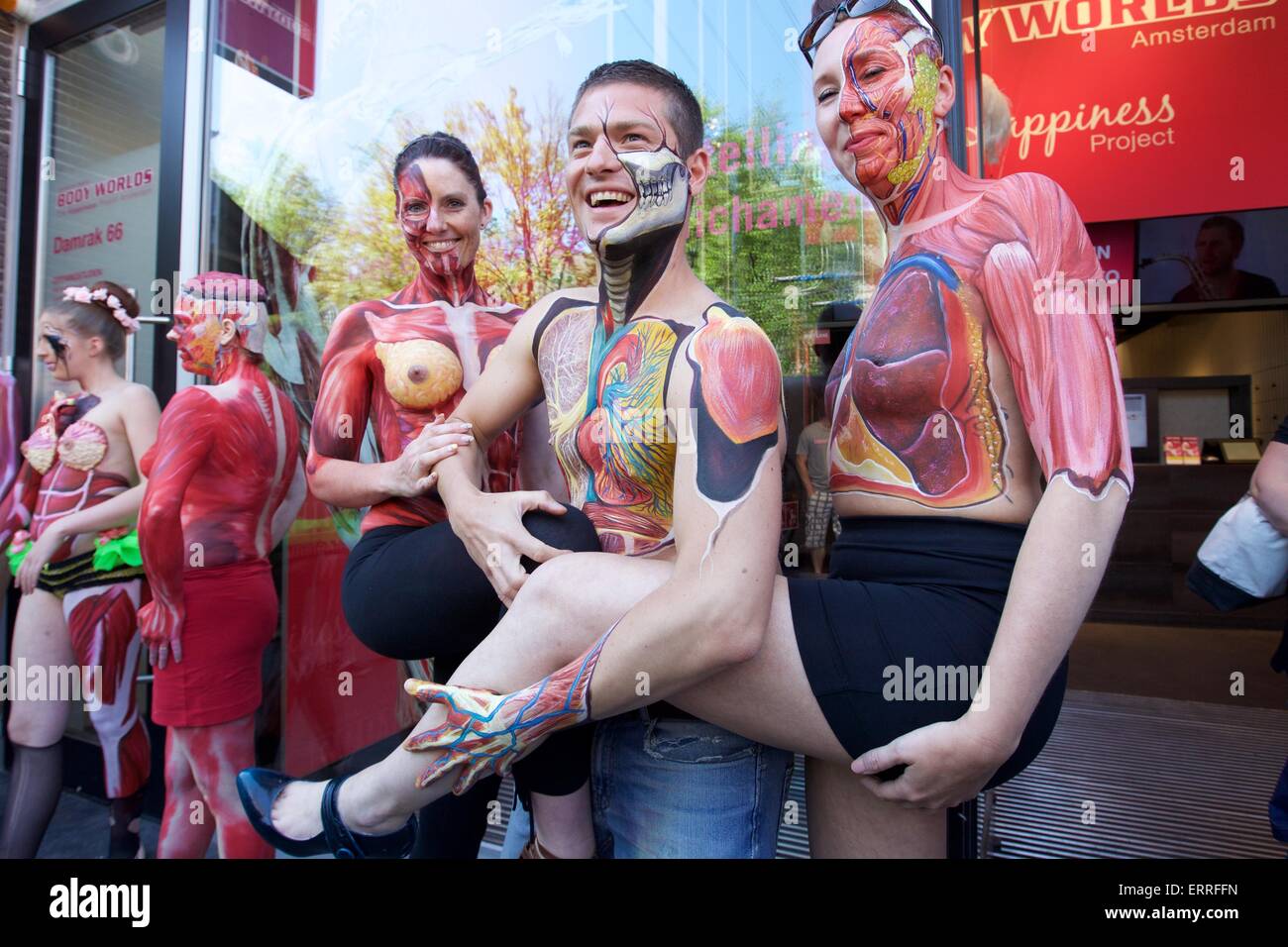 Amsterdam, Pays-Bas. 7 juin, 2015. Les modèles posent body painting pendant les "sous la peau", une exposition de peintures, corps anatomique à Dam Square dans le centre-ville d'Amsterdam, Pays-Bas, le 7 juin 2015. © Sylvia Lederer/Xinhua/Alamy Live News Banque D'Images