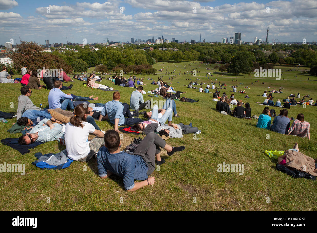 Les touristes et les excursionnistes à la journée vous pourrez vous détendre au soleil sur Primrose Hill à Londres Banque D'Images