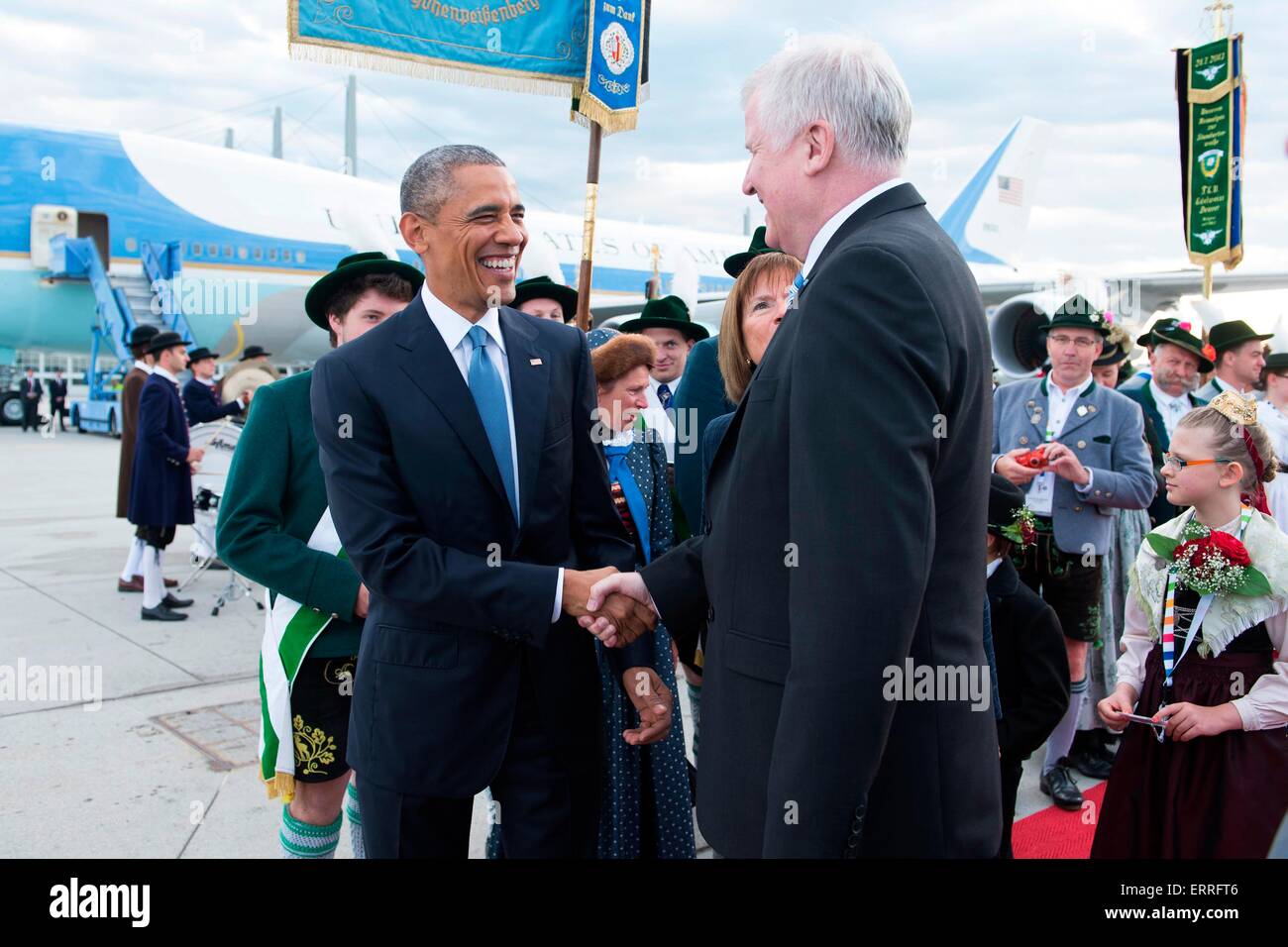 Le président des États-Unis, Barack Obama, est accueilli par le Premier Ministre bavarois Horst Seehofer sur votre arrivée à l'aéroport de Munich pour la réunion au sommet du G7 le 7 juin 2015 à Munich, Allemagne. Banque D'Images