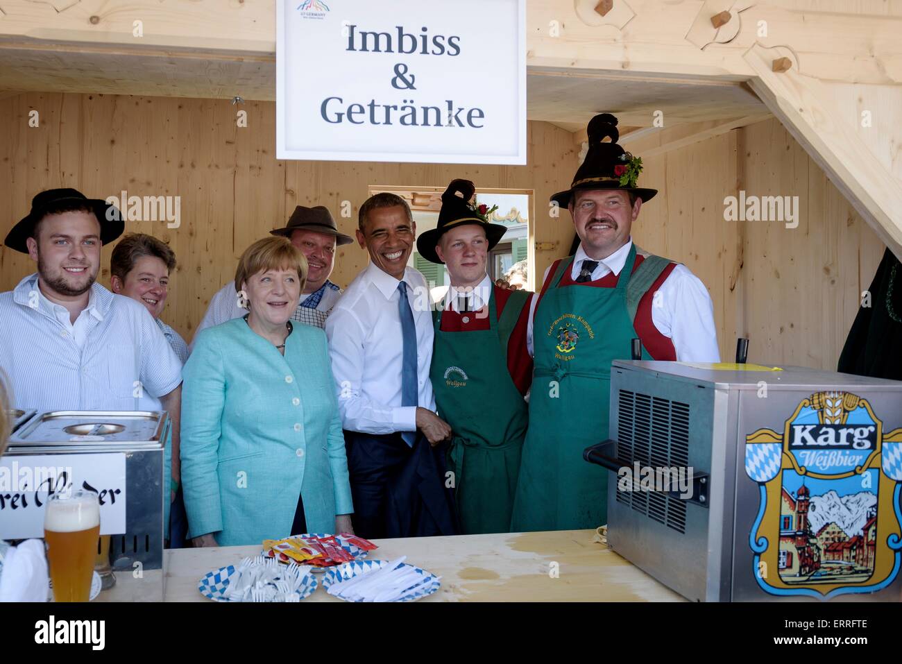 Le président américain Barack Obama et la Chancelière allemande, Angela Merkel, posent avec des membres de l'Gebürgsschützen Wallgau lors d'une visite avant le début de la réunion au sommet du G7 le 7 juin 2015 à Kruen, Allemagne. Banque D'Images