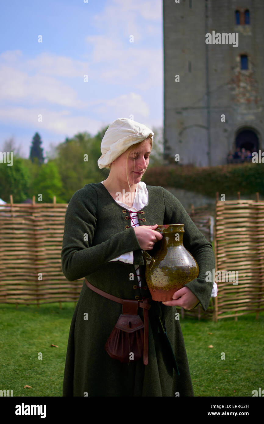 La dame à la cruche de vin médiéval au château de Hedingham, Essex, Angleterre, RU Banque D'Images