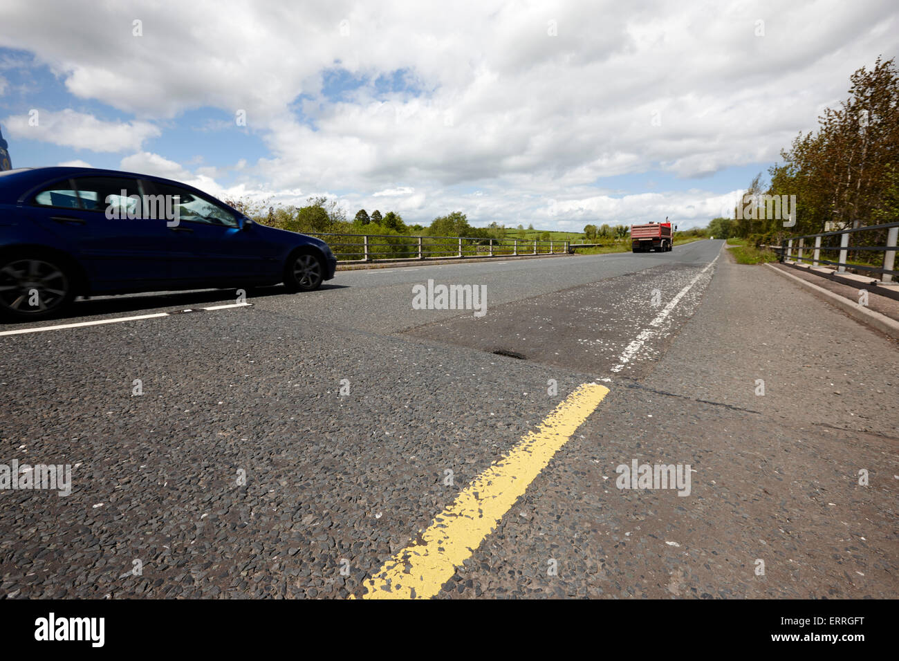 Voitures franchissent la frontière routes reliant entre comté de Tyrone en Irlande du Nord et le comté de Monaghan en république d'Irlande Banque D'Images