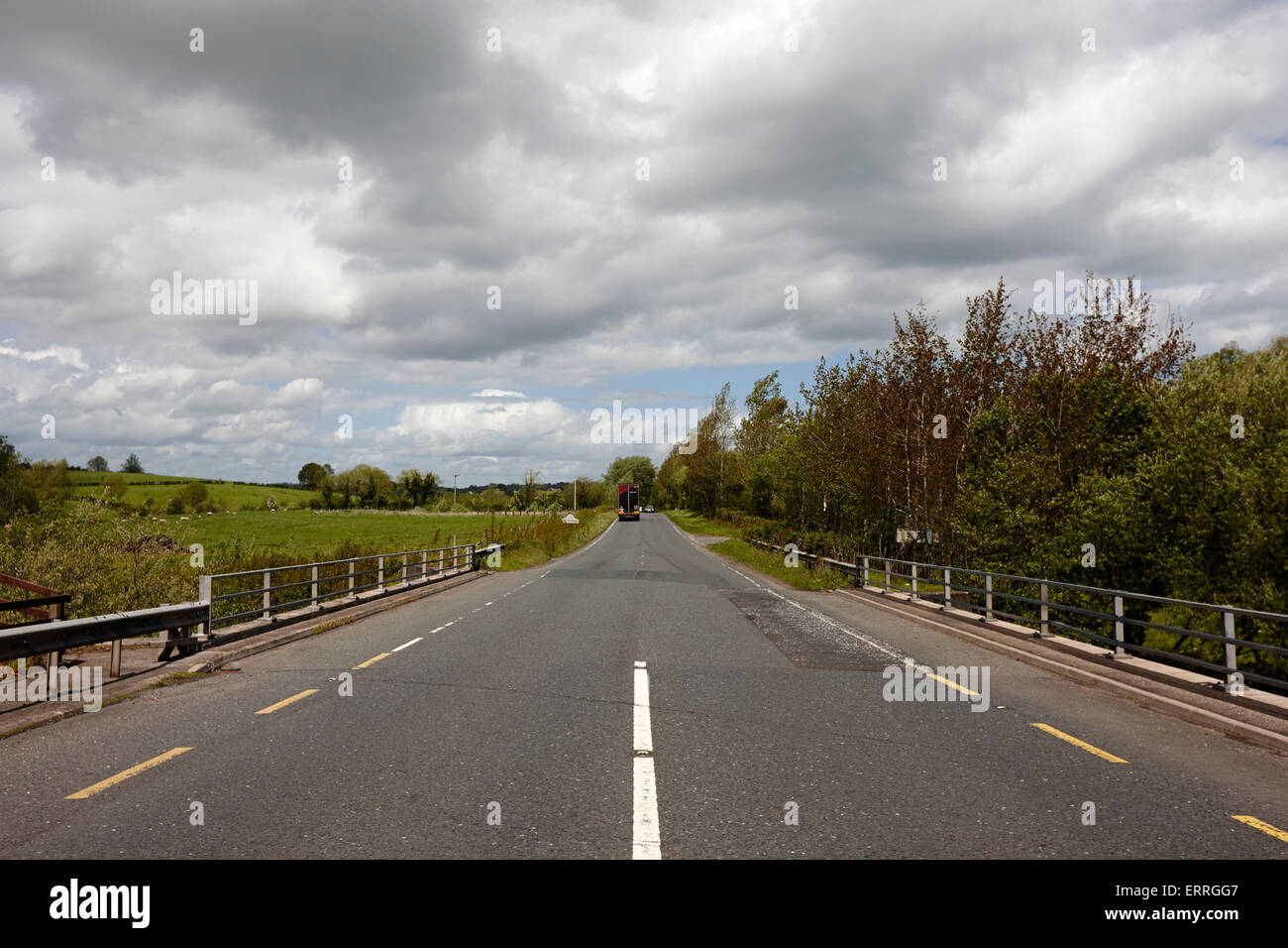 Vue vers le nord le long de la frontière routes reliant entre comté de Tyrone en Irlande du Nord et le comté de Monaghan en république d'Irlande Banque D'Images