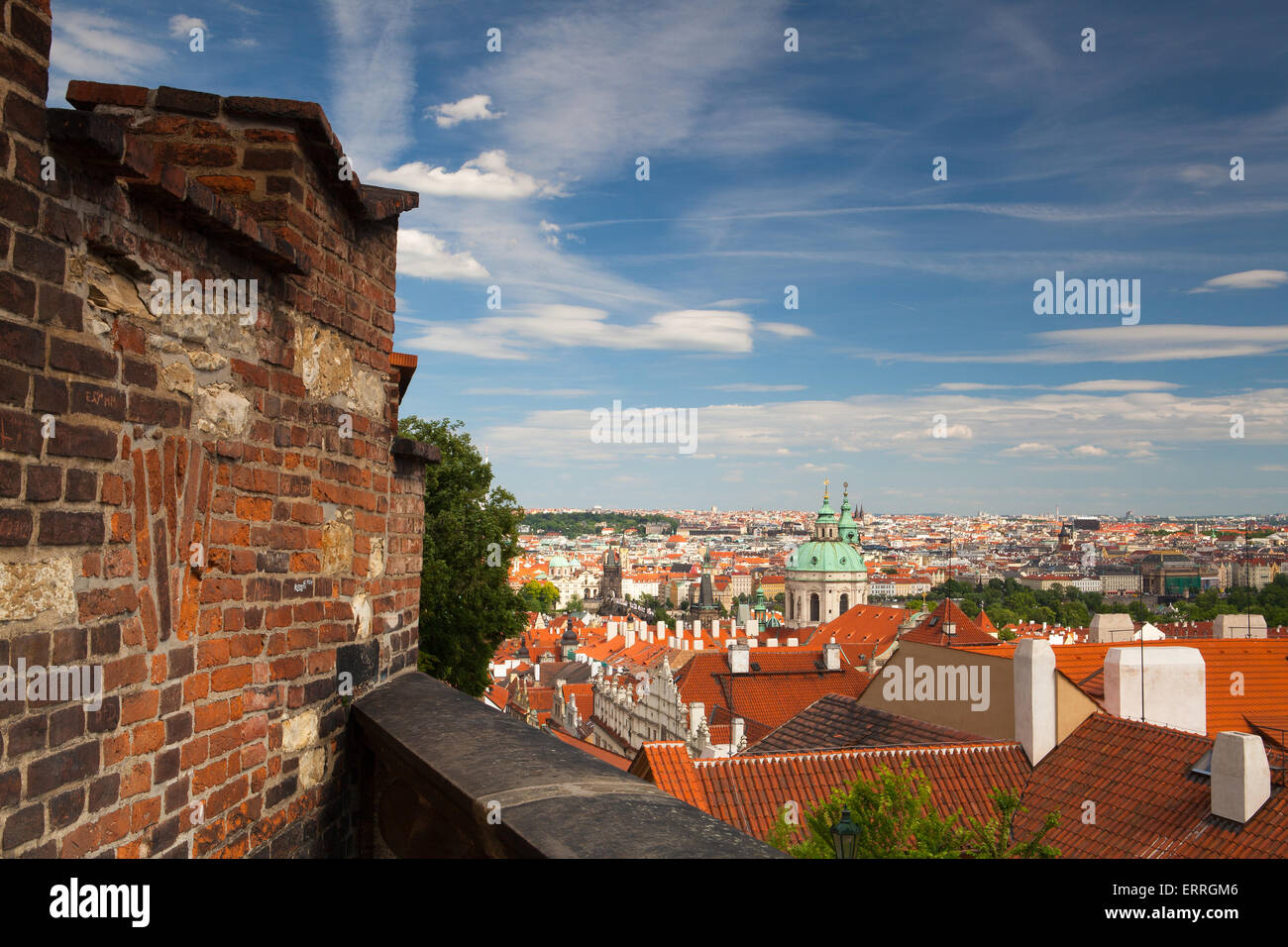 Vue du jardin du Paradis sur la ville de Prague en journée d'été Banque D'Images