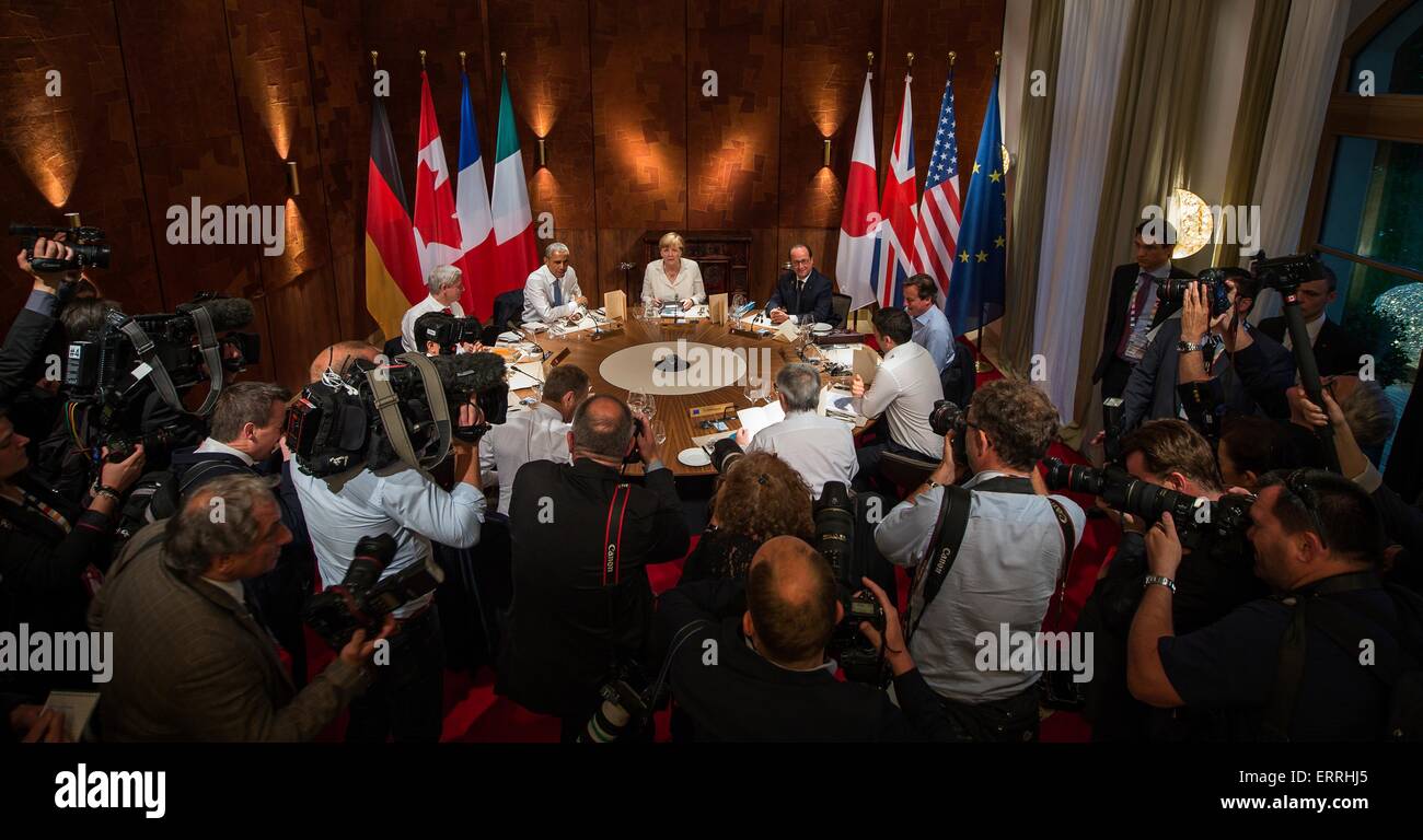 Les dirigeants se réunissent au cours d'un dîner de travail à la réunion au sommet du G7 le 7 juin 2015 à Schloss Elmau, Allemagne. Assis (de gauche à droite) : le premier ministre canadien Stephen Harper, le président des États-Unis, Barack Obama, la chancelière allemande Angela Merkel, le Président français François Hollande, le Premier ministre britannique, David Cameron, Premier Ministre Italien Matteo Renzi, le président de la Commission européenne, Jean-Claude Juncker, président du Conseil européen, Donald Tusk, et le Premier ministre japonais Shinzo Abe. Banque D'Images