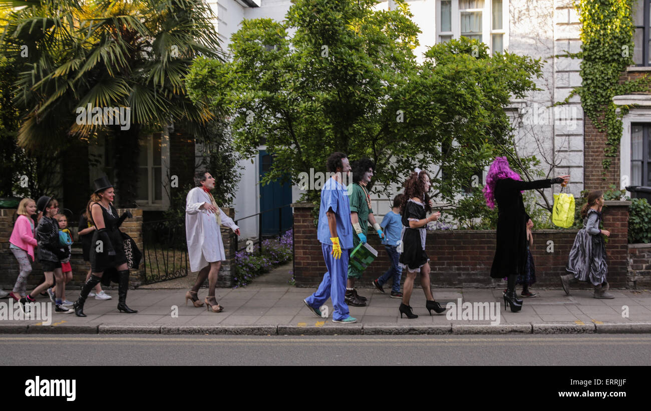 Londres, Royaume-Uni. 06 Juin, 2015. Zombie Walk en direction de dépistage à l'extérieur du Rocky Horror Show à Crouch End Festival avec public dans fancy dress Crédit : carol moir/Alamy Live News Banque D'Images