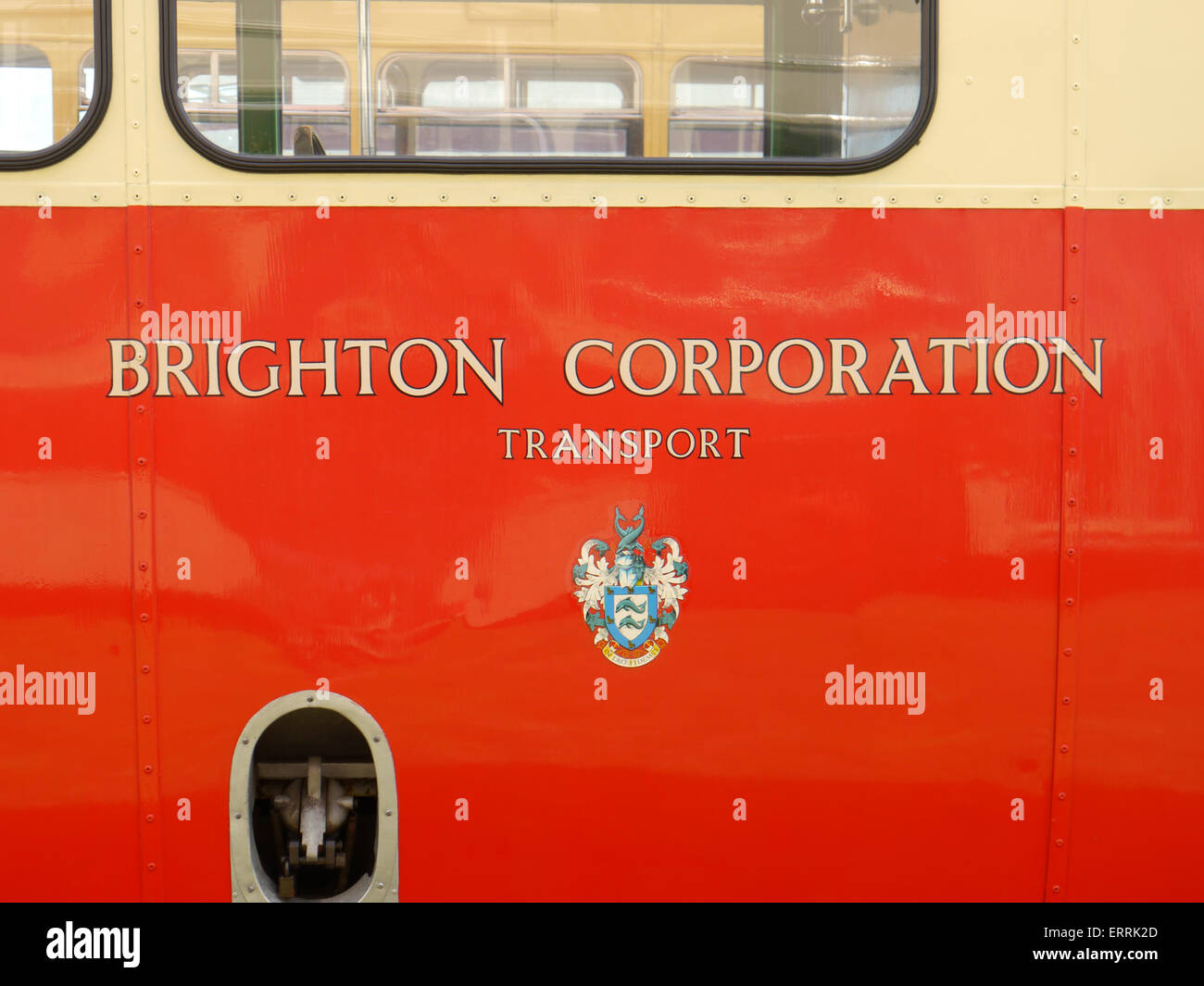 Une société de Brighton sur le côté d'un bus d'époque Banque D'Images