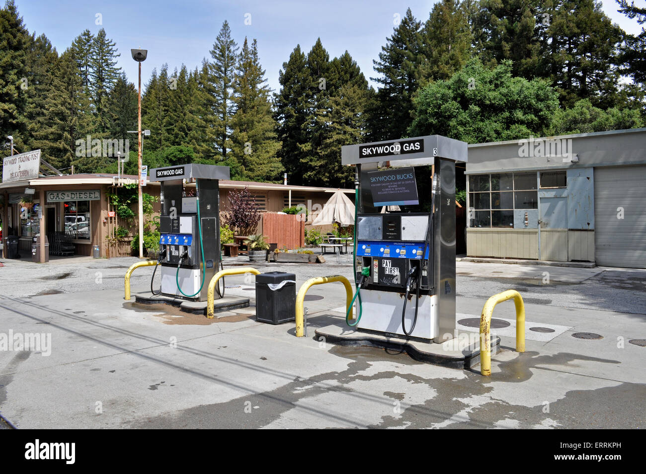 Pompes à essence, Skywood Trading Post, Woodside, Californie Banque D'Images