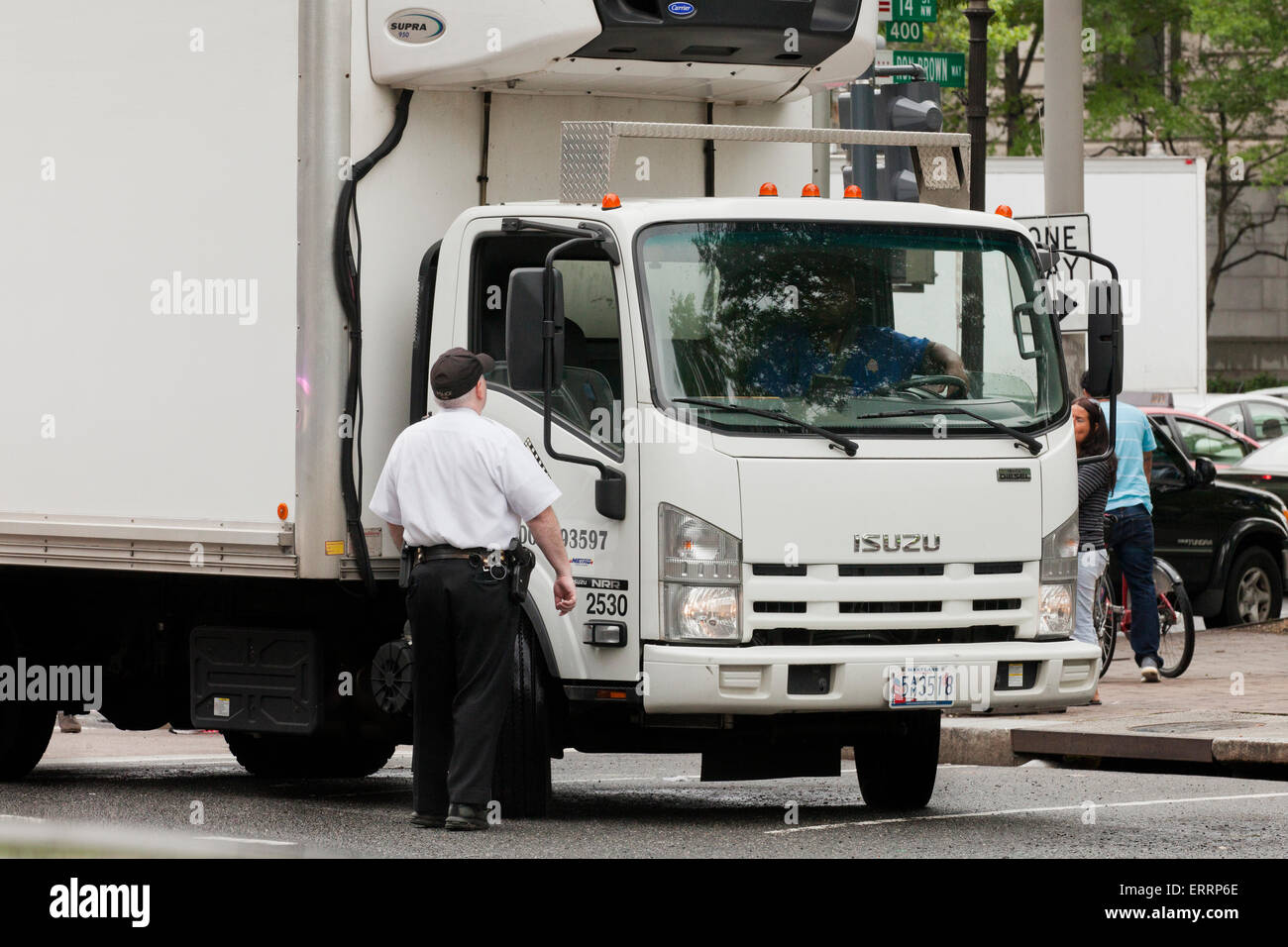 Agent de police parlant avec fort camionneur - USA Banque D'Images