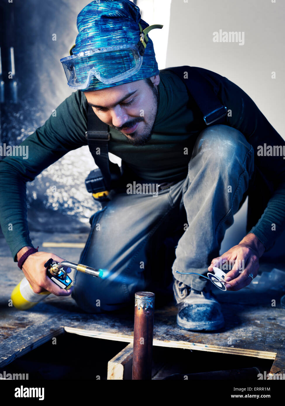 Portrait d'un homme travailleur entrepreneur au plafond un tuyau de plomberie faire Banque D'Images
