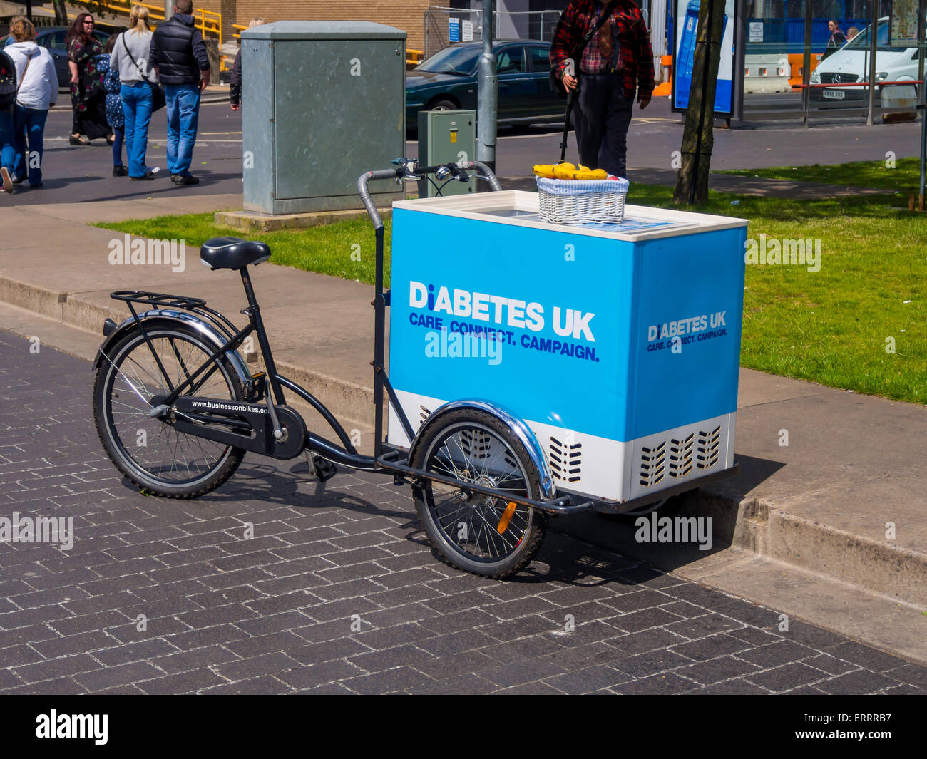 Un vintage ice cream tricycle du vendeur utilisé par la charité Diabetes UK pour distribuer gratuitement des bananes, des fruits sains à faible teneur en sucre Banque D'Images