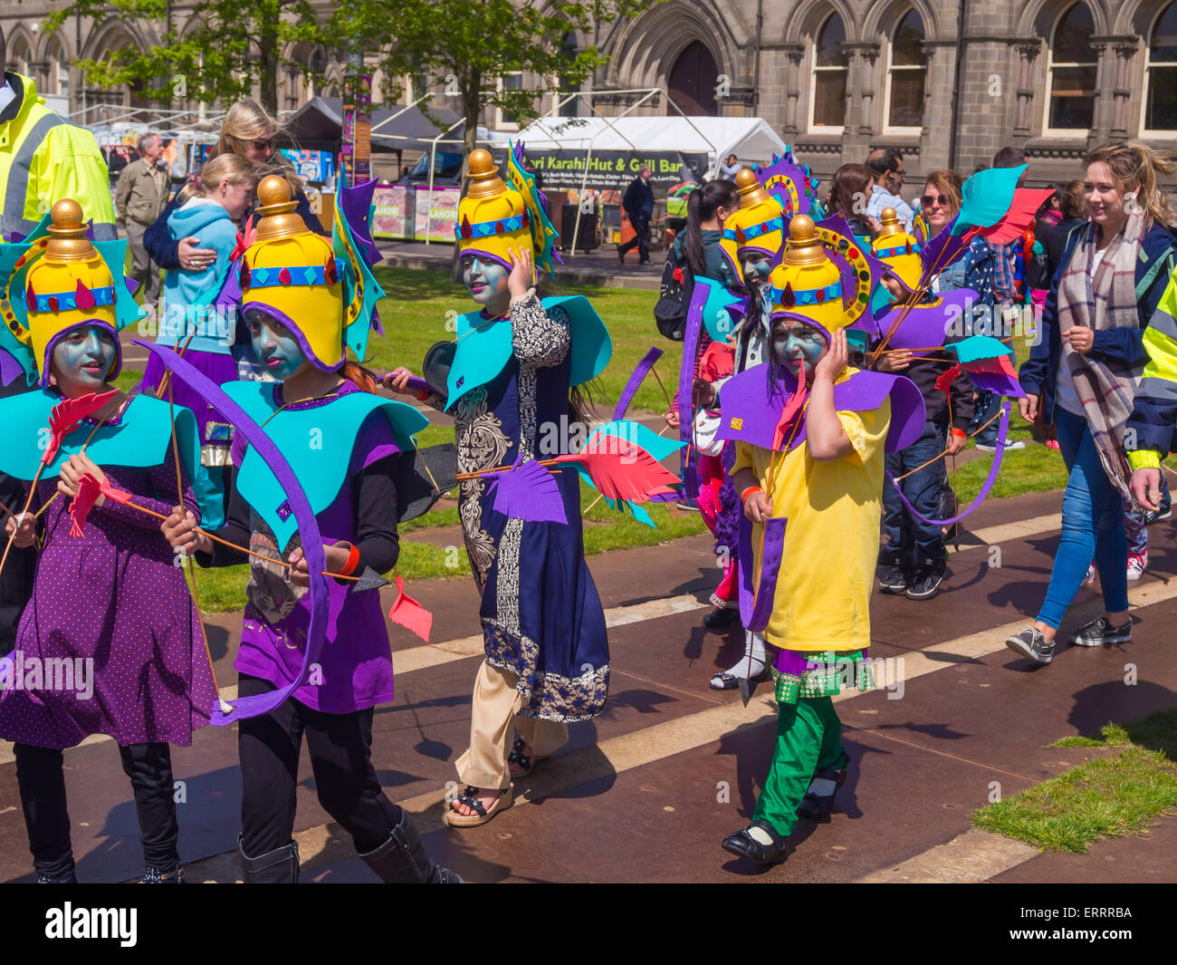 25e Congrès annuel Mela Middlesbrough événement multiculturel 6e juin 2015, les enfants habillés en costumes asiatiques , parade d'ouverture Banque D'Images