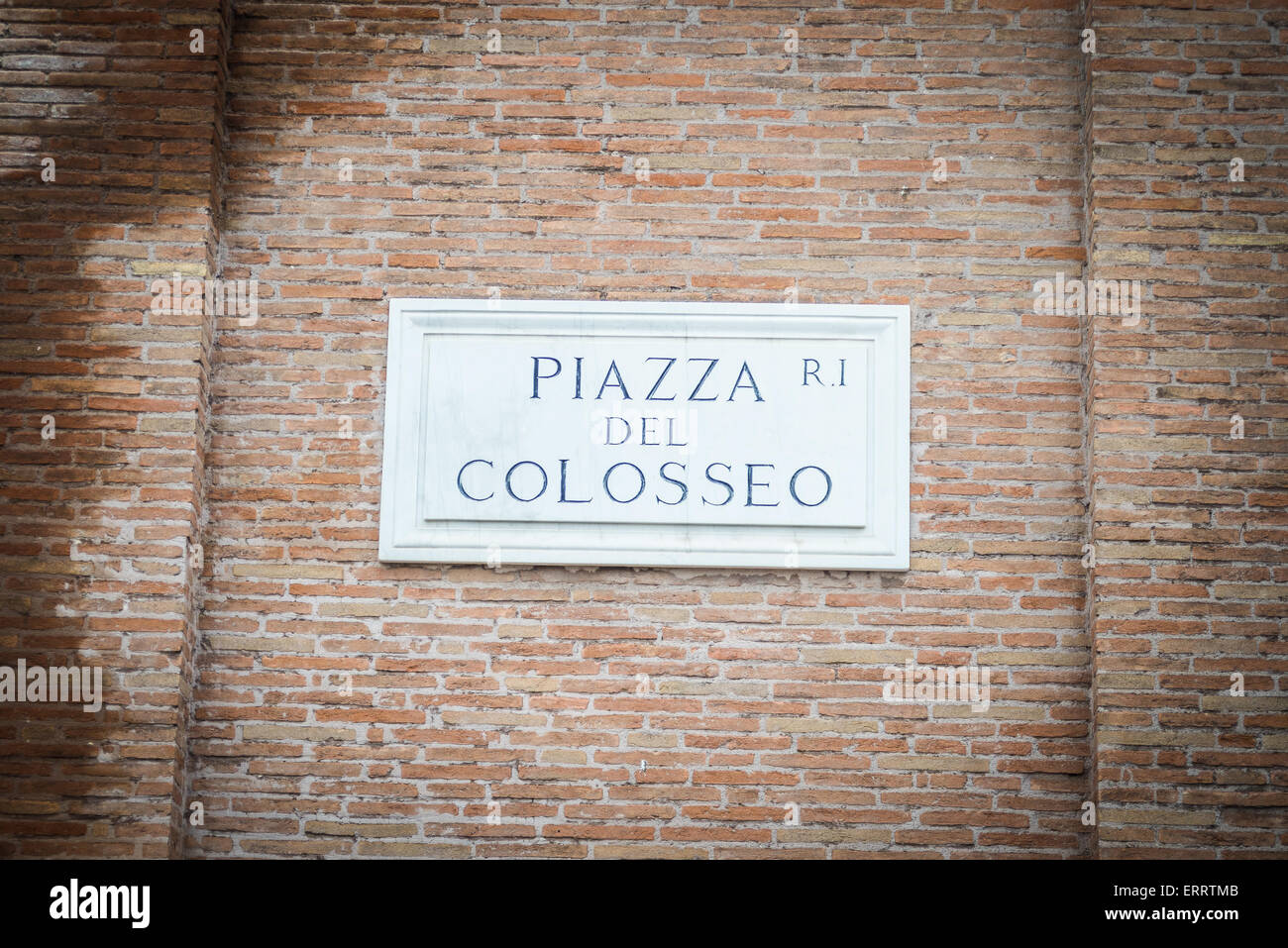 "Colisée Carré' road sign in Ostia vieille ville, Rome, Italie. Restauré en inscription romaine, placé sur mur en brique. Banque D'Images