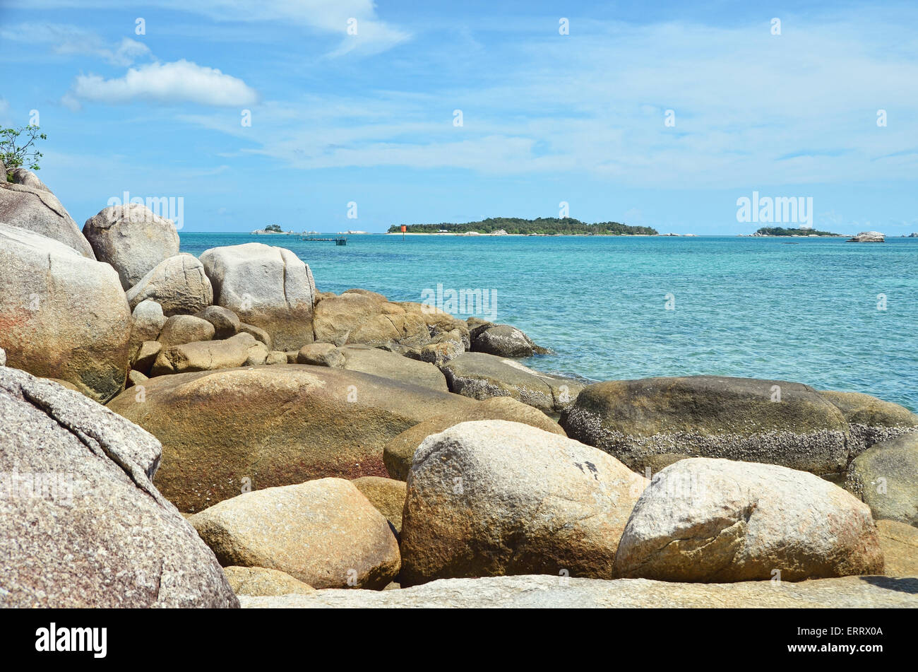 Des dizaines de blocs de pierres de granit éparpillés dans la plage Tanjung Tinggi Banque D'Images