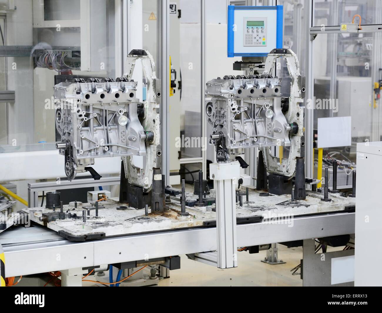 Ligne de production pour la fabrication des moteurs dans l'usine automobile. Banque D'Images