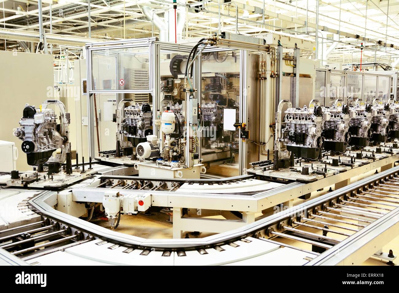 Ligne de production pour la fabrication des moteurs dans l'usine automobile. Banque D'Images