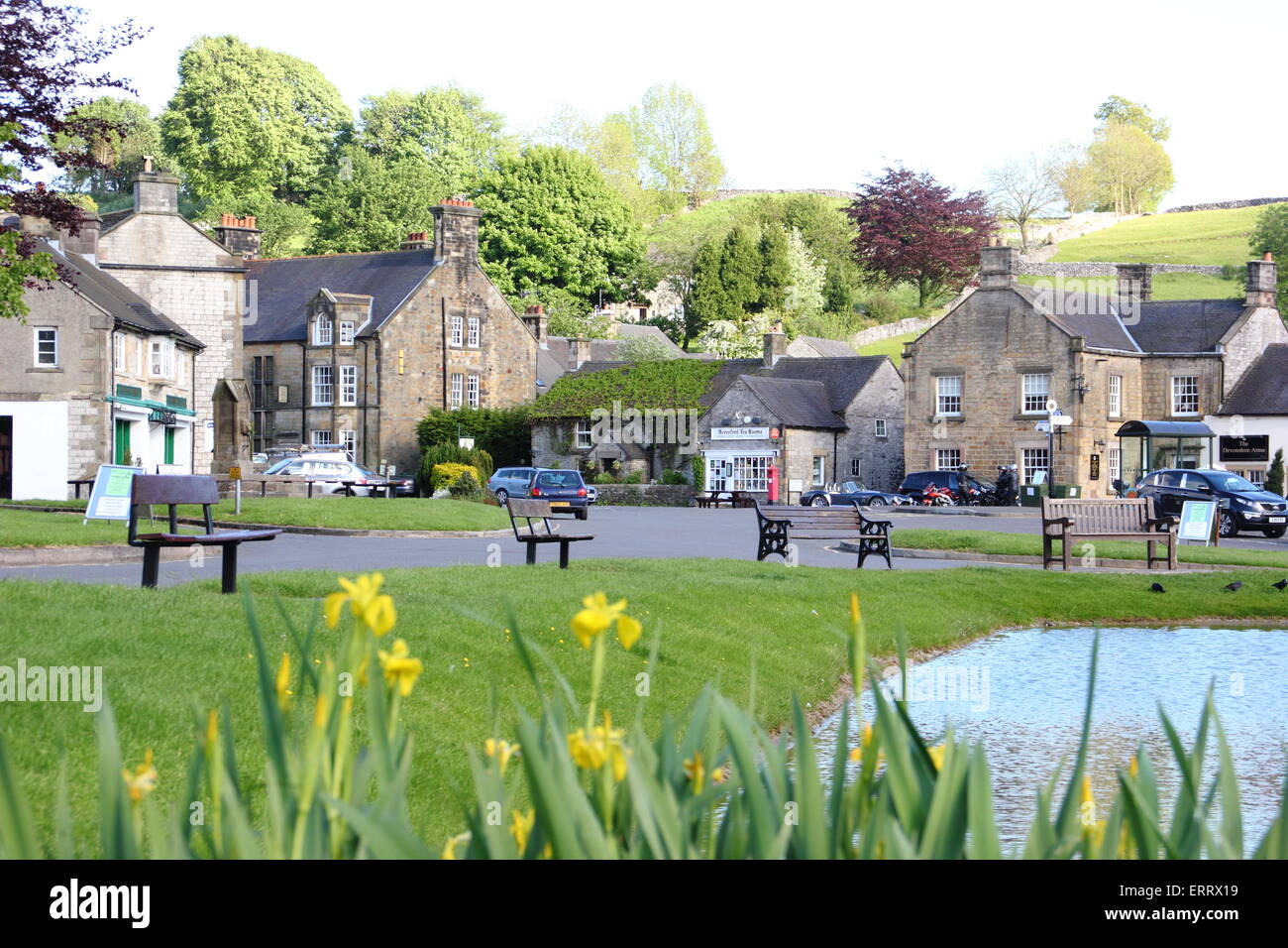 Le canard étang au centre de Hartington village dans le parc national de Peak District, Derbyshire, Angleterre Royaume-uni - été Banque D'Images