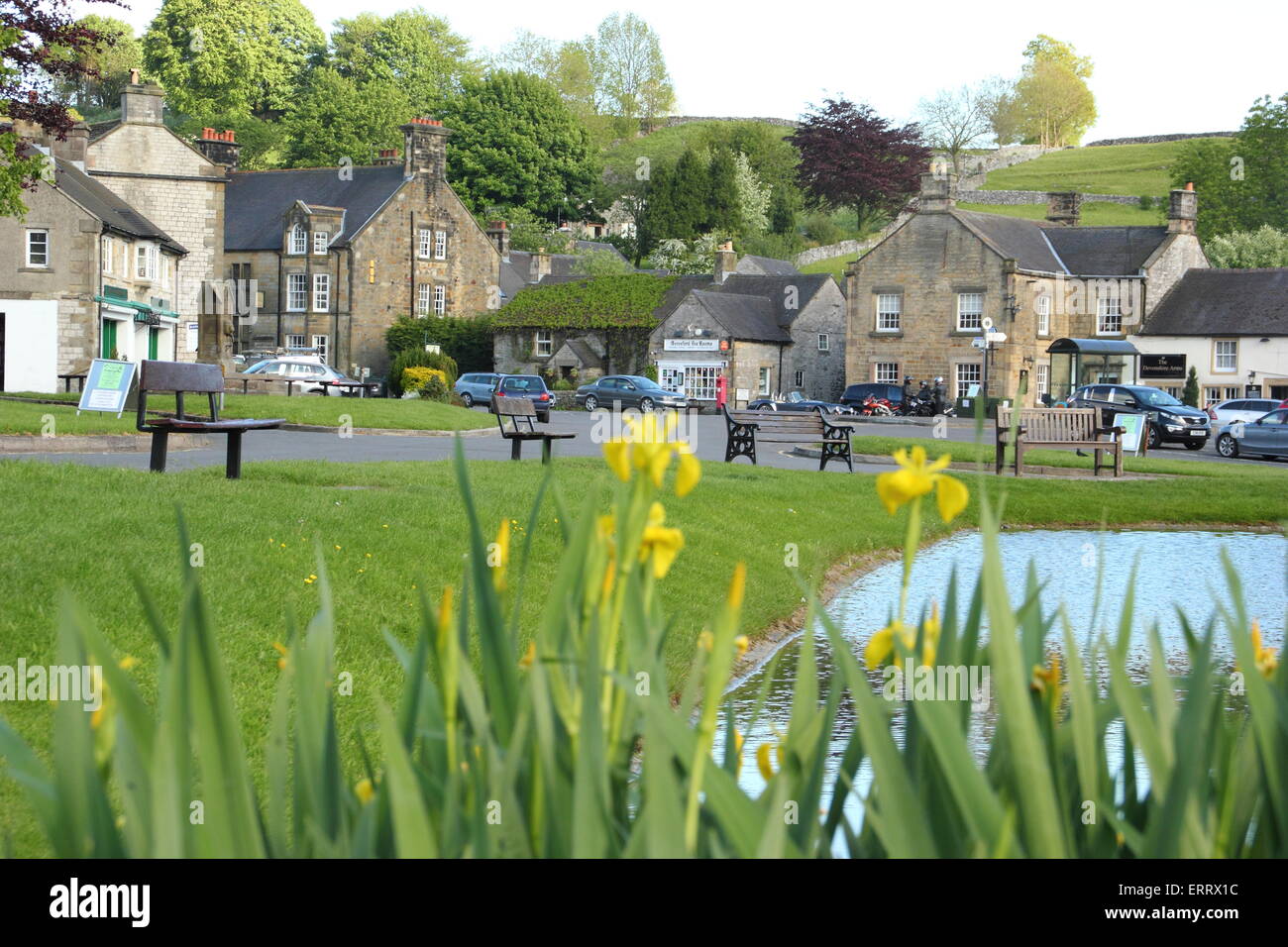 Le canard étang au centre de Hartington village dans le parc national de Peak District, Derbyshire, Angleterre Royaume-uni - été Banque D'Images