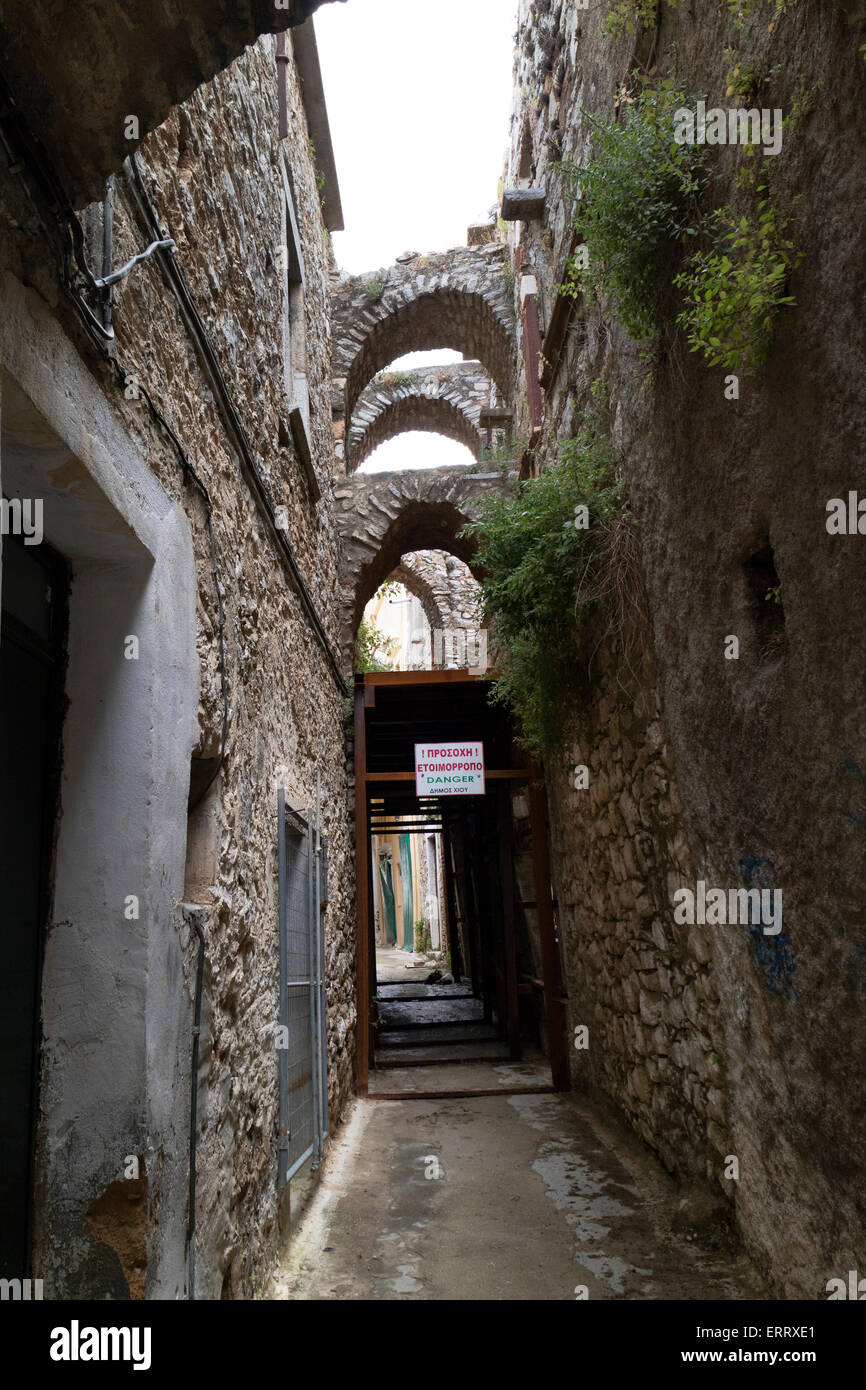 Vieux et dangereux alley dans le village de Pyrgi, sur l'île de Chios, Grèce Banque D'Images
