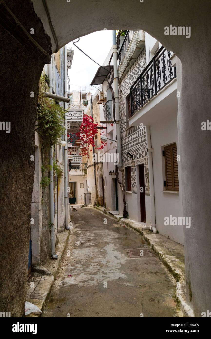 Allée avec des murs décorés dans le village de Pyrgi, sur l'île de Chios, Grèce Banque D'Images