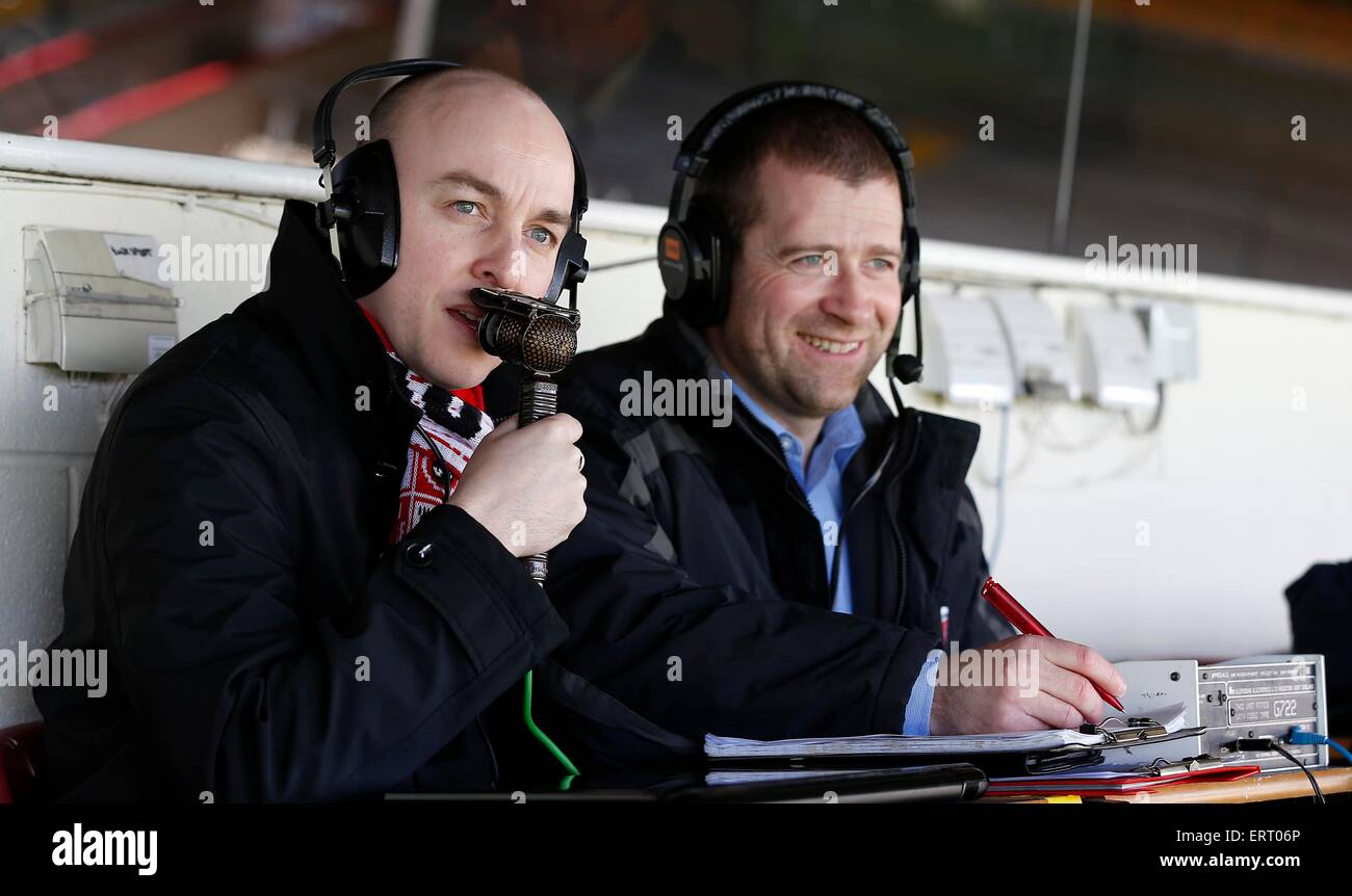 Un présentateur de la radio la diffusion en direct d'un événement sportif. Banque D'Images