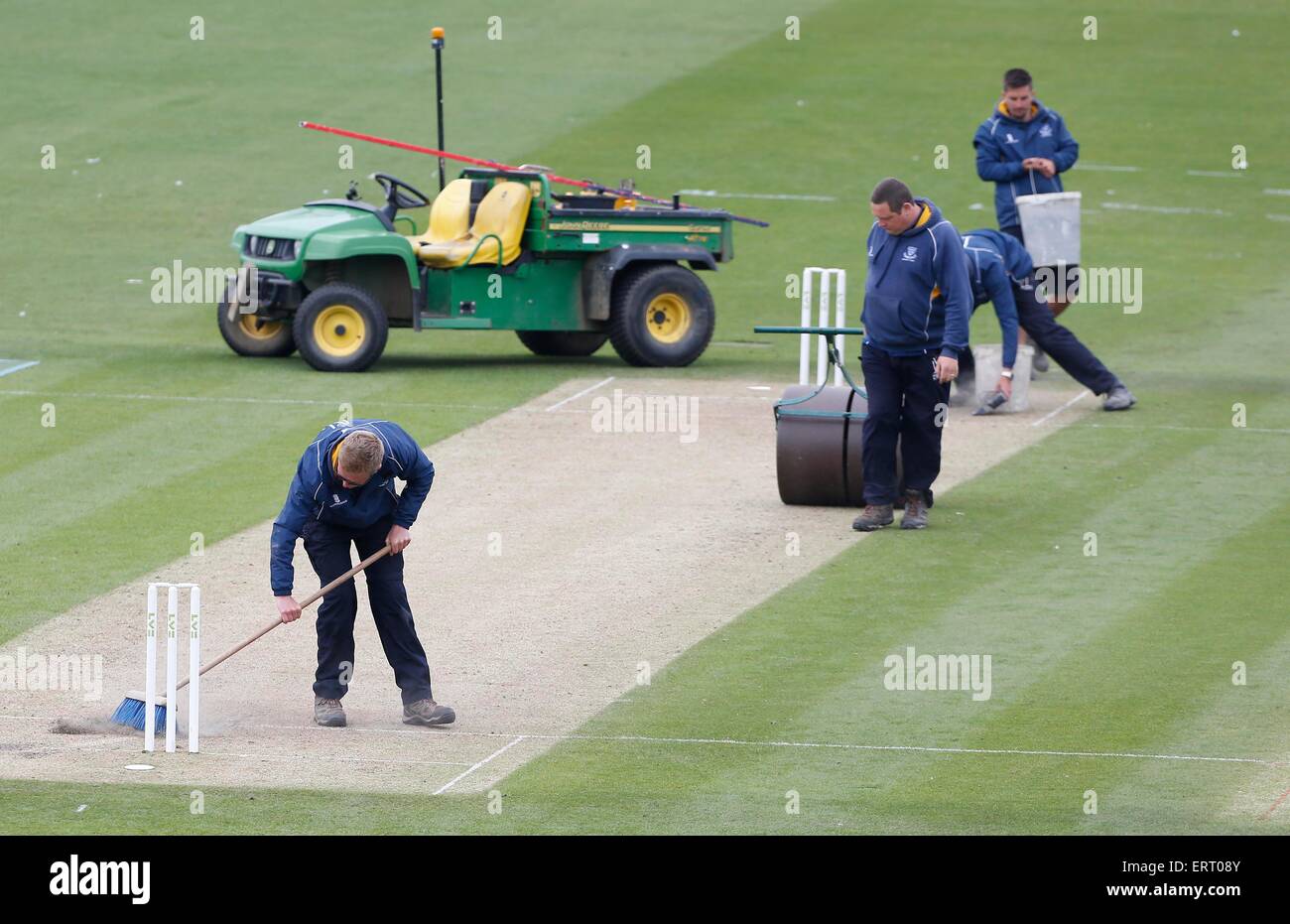Un groundsman et son équipe préparent un cricket wicket. Banque D'Images