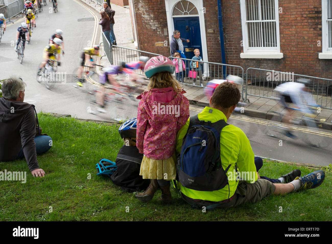 Une famille suivre la course sur la Colline du Collège au cours de la 2015 Grand Prix de Shrewsbury. Banque D'Images
