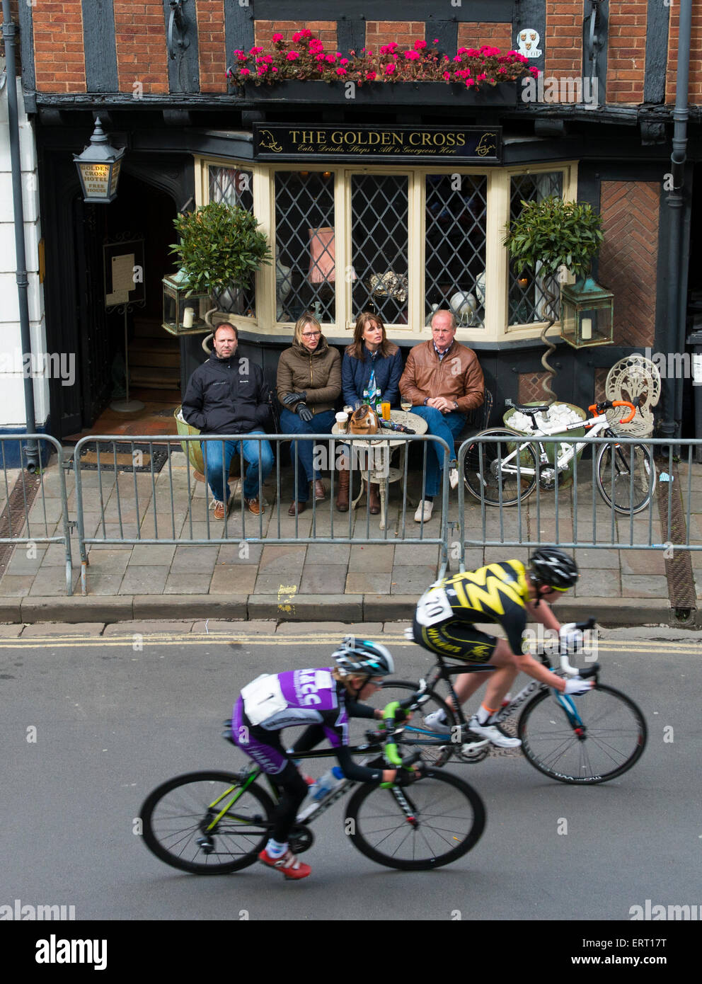 Les spectateurs à l'extérieur de la Croix d'or à suivre la course pendant la Princess Street 2015 Grand Prix de Shrewsbury. Banque D'Images