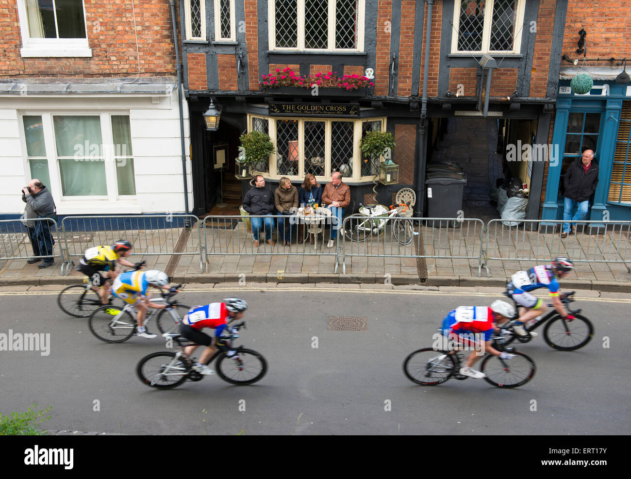 Les spectateurs à l'extérieur de la Croix d'or à suivre la course pendant la Princess Street 2015 Grand Prix de Shrewsbury. Banque D'Images