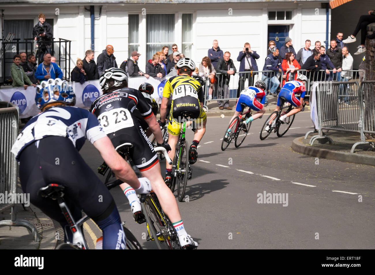 Riders swooping en Princess Street au cours de la 2015 Grand Prix de Shrewsbury. Banque D'Images