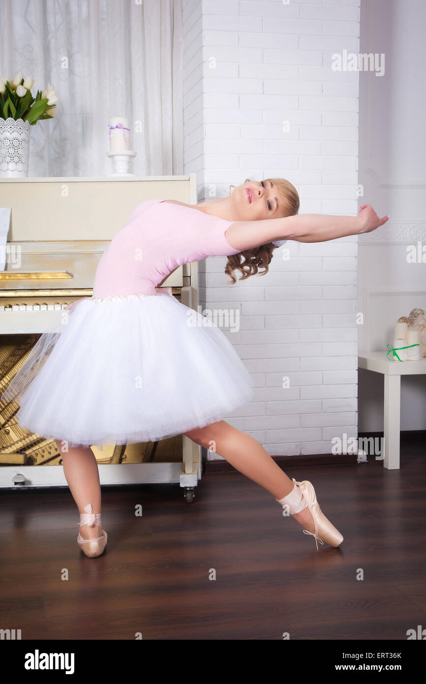 Jeune belle ballerina posing in studio de danse Banque D'Images
