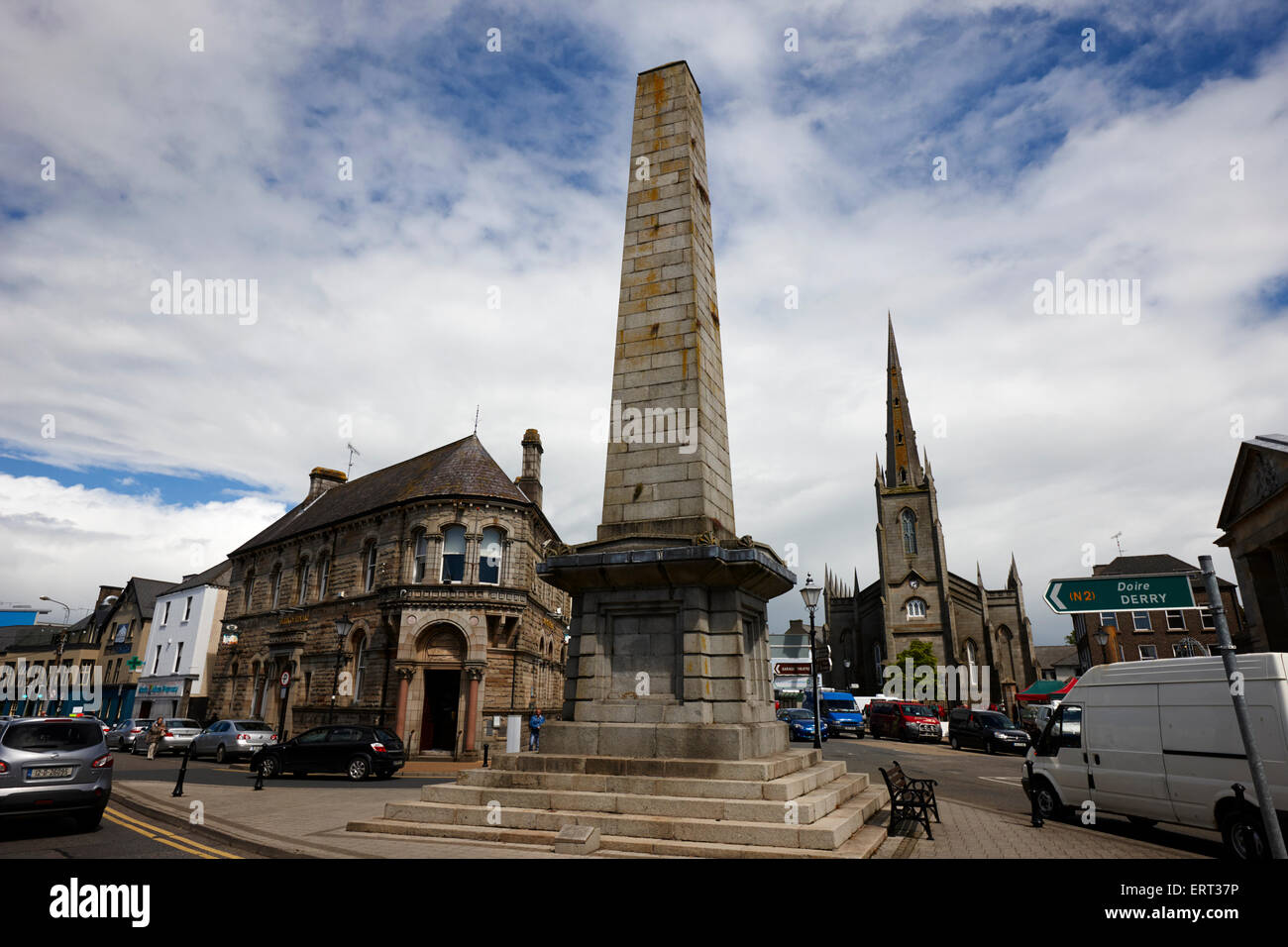 La Dawson monument et place de l'église de la ville de Monaghan comté de Monaghan en république d'Irlande Banque D'Images