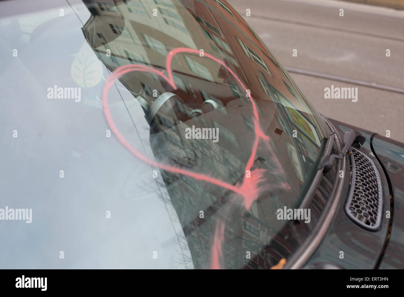 Coeur dessiné avec du rouge à lèvres sur le pare-brise Banque D'Images