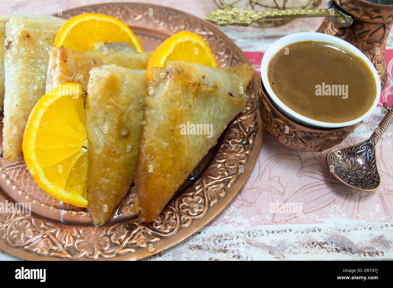 Baklava turc et le café dans une assiette avec des tranches de citrons Banque D'Images