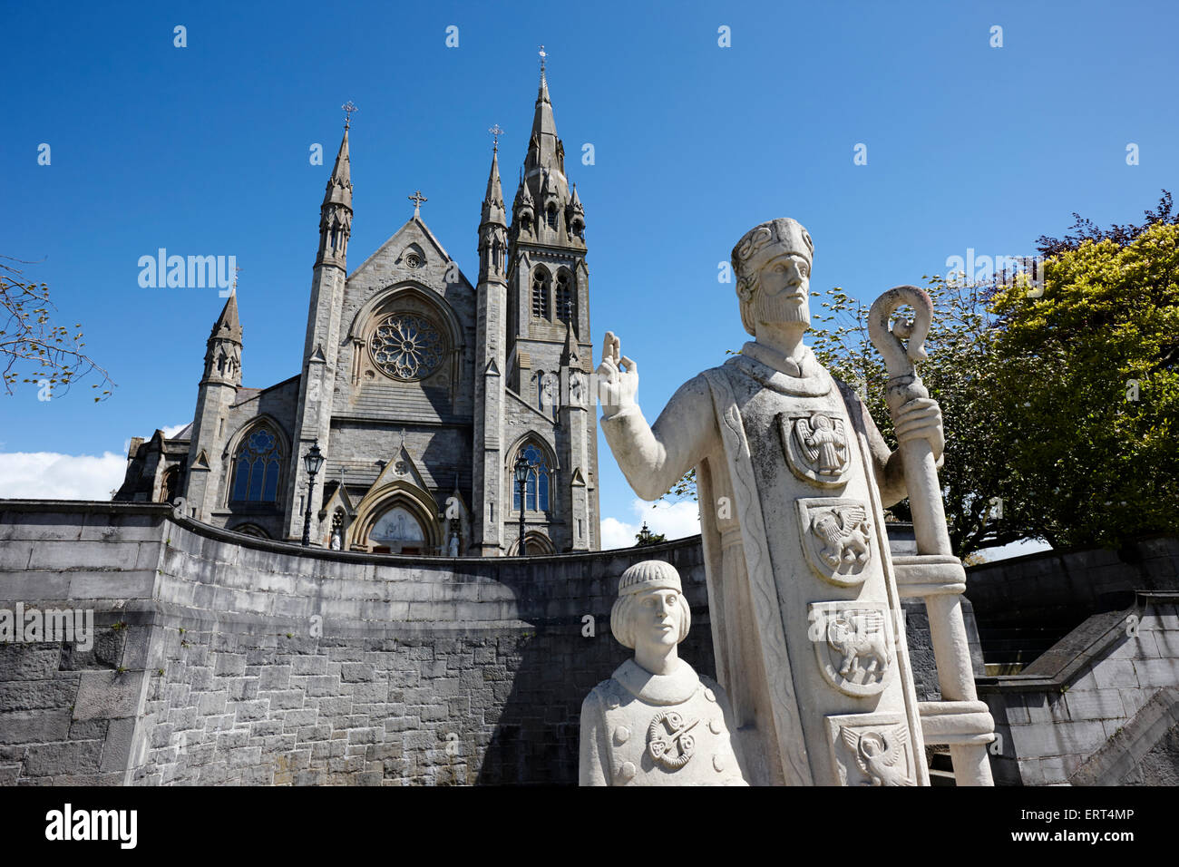 Statue de st macartan et prince cairbre en face de la cathédrale St macartans ville monaghan comté de Monaghan en république d'Irlande Banque D'Images