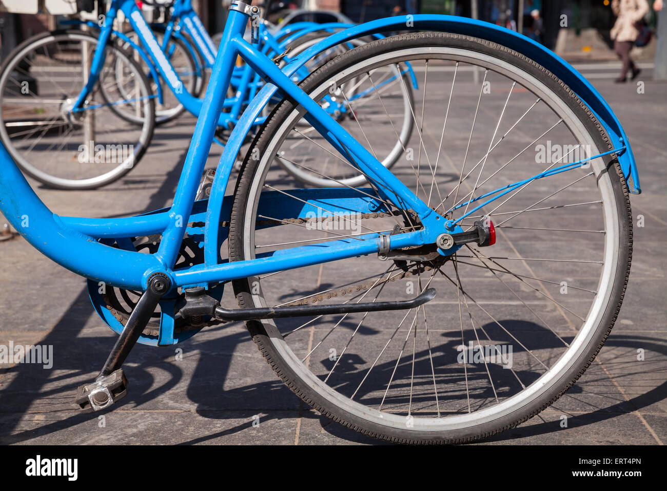 Bleu moderne à louer des vélos de ville sont debout sur un parking gratuit à Saint-Pétersbourg Banque D'Images