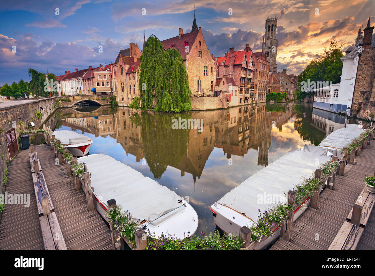 Bruges. Image du célèbre plus photographié emplacement dans Bruges, Belgique pendant le coucher du soleil spectaculaire. Banque D'Images