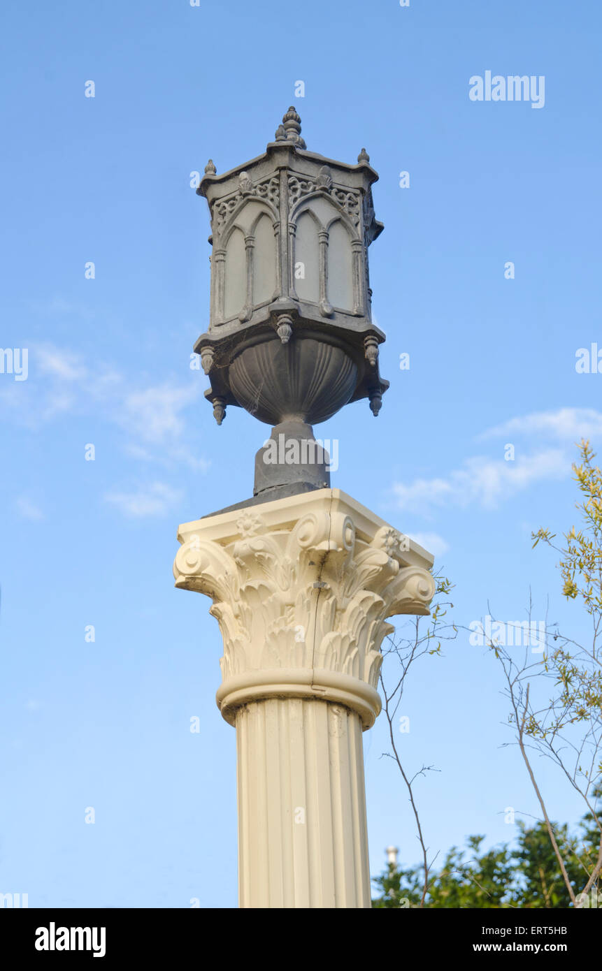 Lampe de style gothique classique sur une colonne de style corinthien avec fond de ciel bleu. Banque D'Images