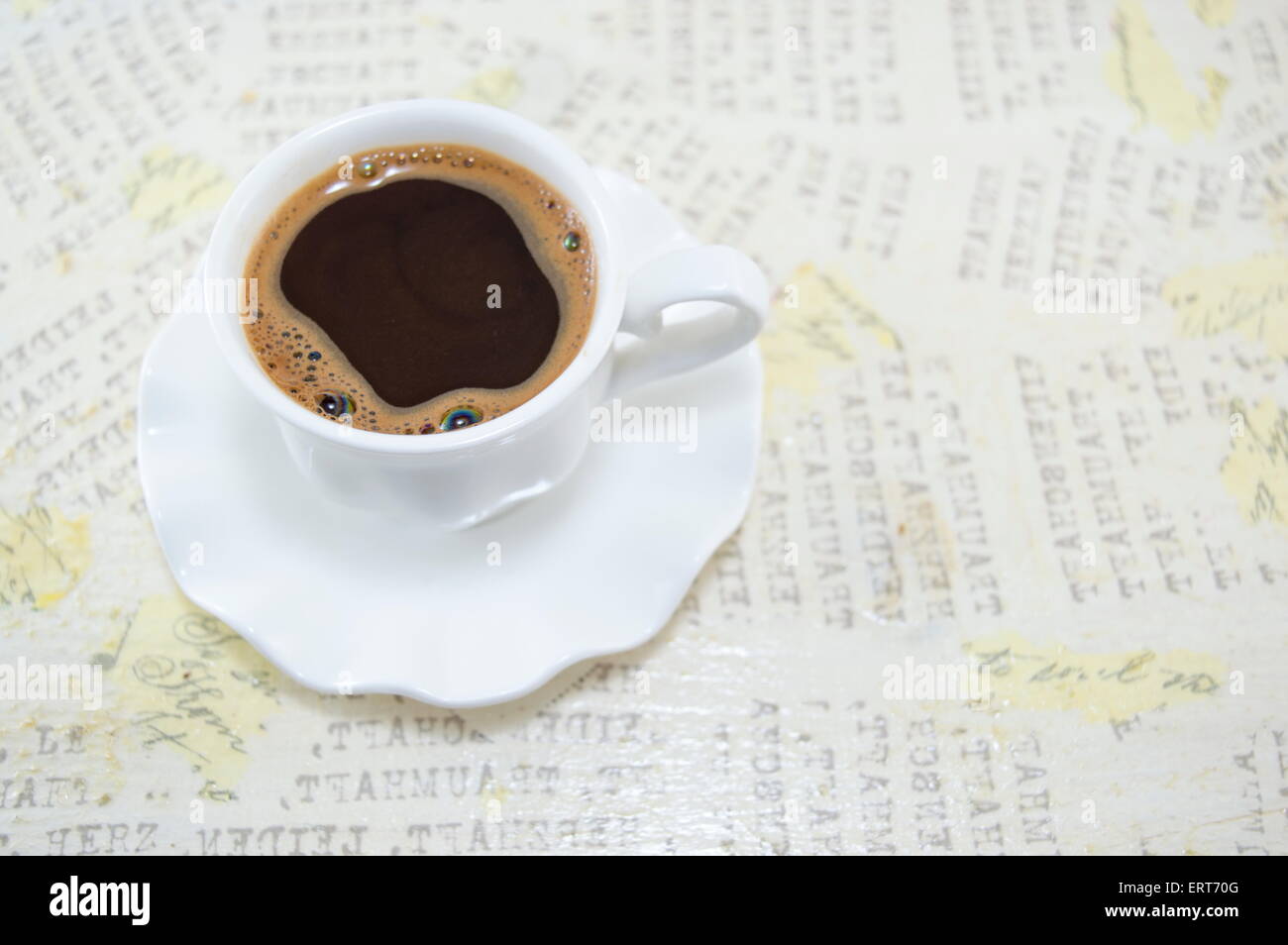 Tasse de café turc sur une table de découpage Banque D'Images