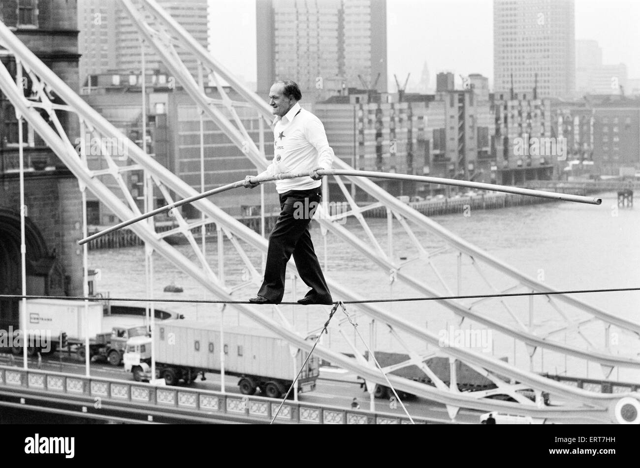 Karl Wallenda, funambule, croix 100ft au-dessus du sol, près de Tower Bridge, Londres, lundi 22 novembre 1976. Banque D'Images