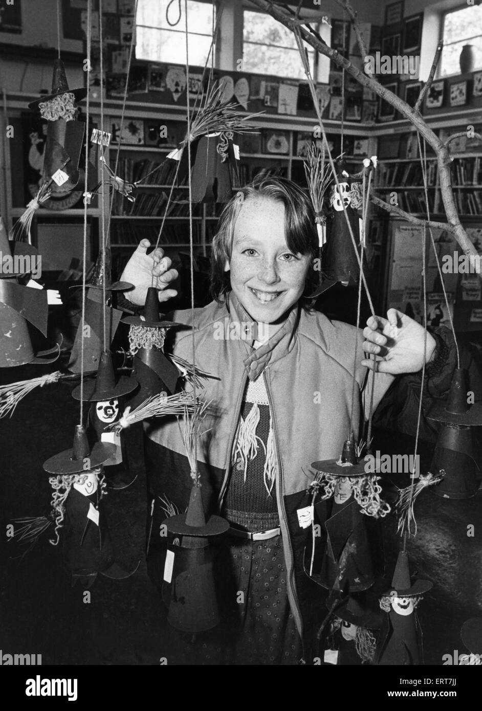 Denise Walker de St Joseph's Infant School vu ici représenté parmi les sorcières accrochées dans la bibliothèque de Norton Norton Road. 31 Octobre 1983 Banque D'Images