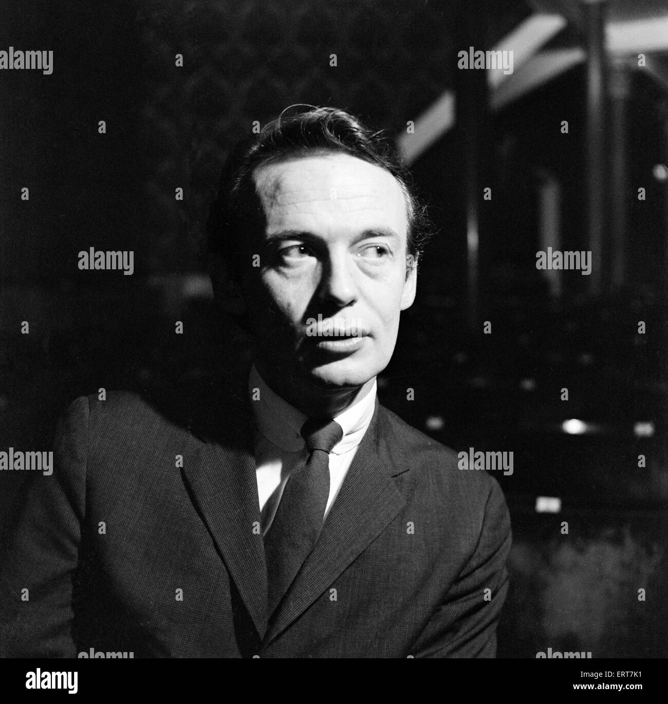 Un groupe de personnes, y compris Jack Gelber et Peter Daubeny, impliqué dans la pièce 'La connexion', par Jack Gelber. Il s'agissait d'un jeu controversé en raison de sa représentation de la dépendance à l'héroïne. Londres, 23 février 1961. Banque D'Images