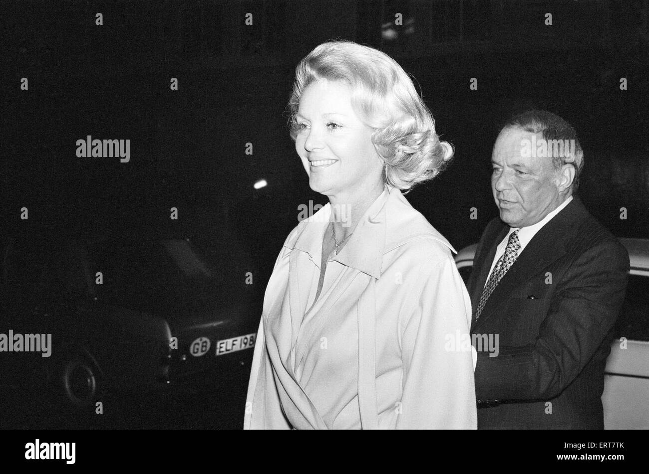 Frank Sinatra & Barbara Marx, l'Hôtel Claridge's, Londres, 15 mai 1975. Banque D'Images