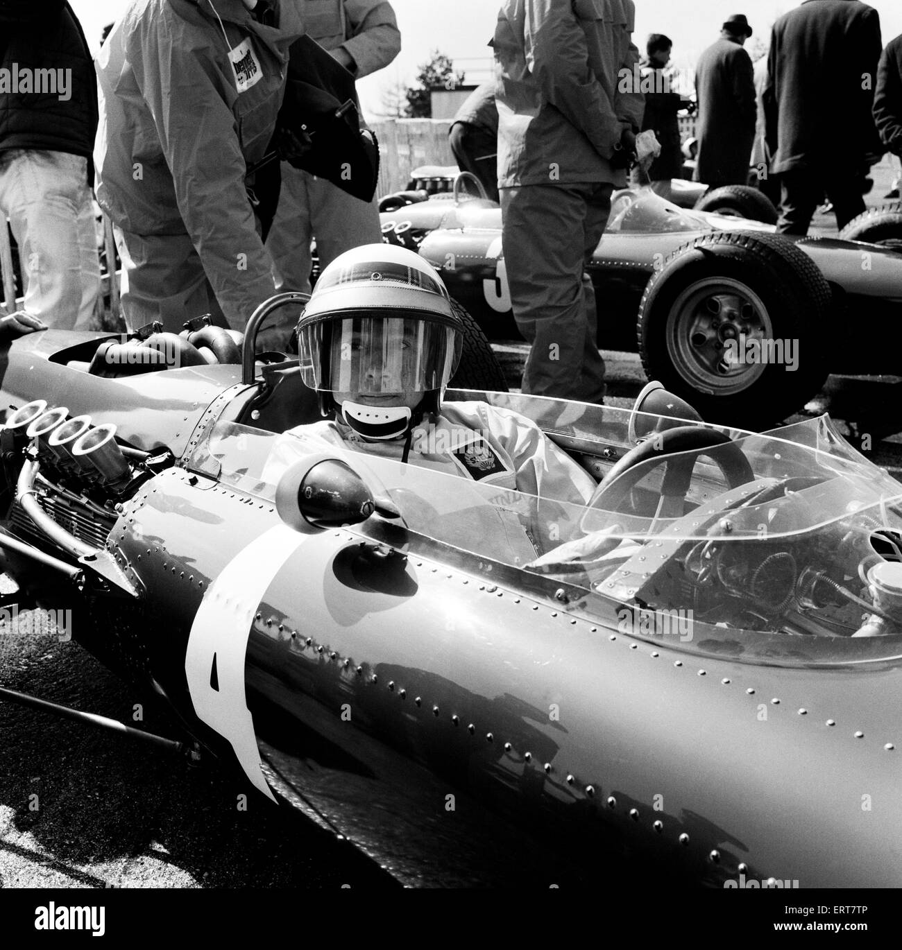 Goodwood Course internationale Réunion, le lundi de Pâques. Un conducteur dans la course principale, le Sunday Mirror Trophy, location de numéro 4. 19 avril 1965. Banque D'Images