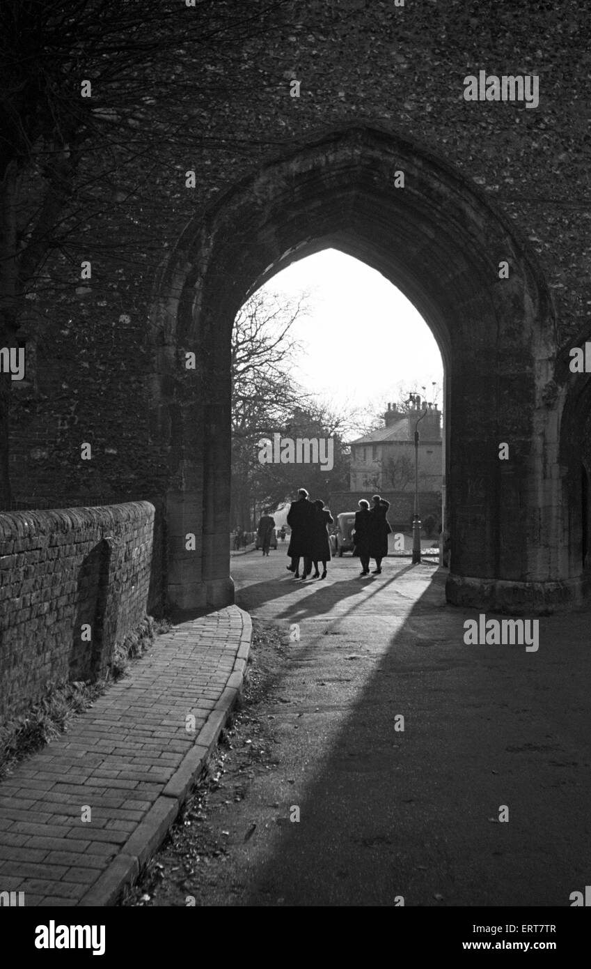 Les gens marcher à travers une arche près de la cathédrale de St Albans, Hertfordshire. Circa 1946 Banque D'Images