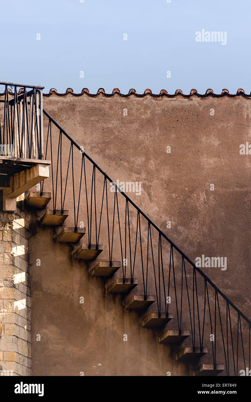 Vintage ancien escalier en béton, vue latérale, détail architectural aux couleurs rétro Banque D'Images