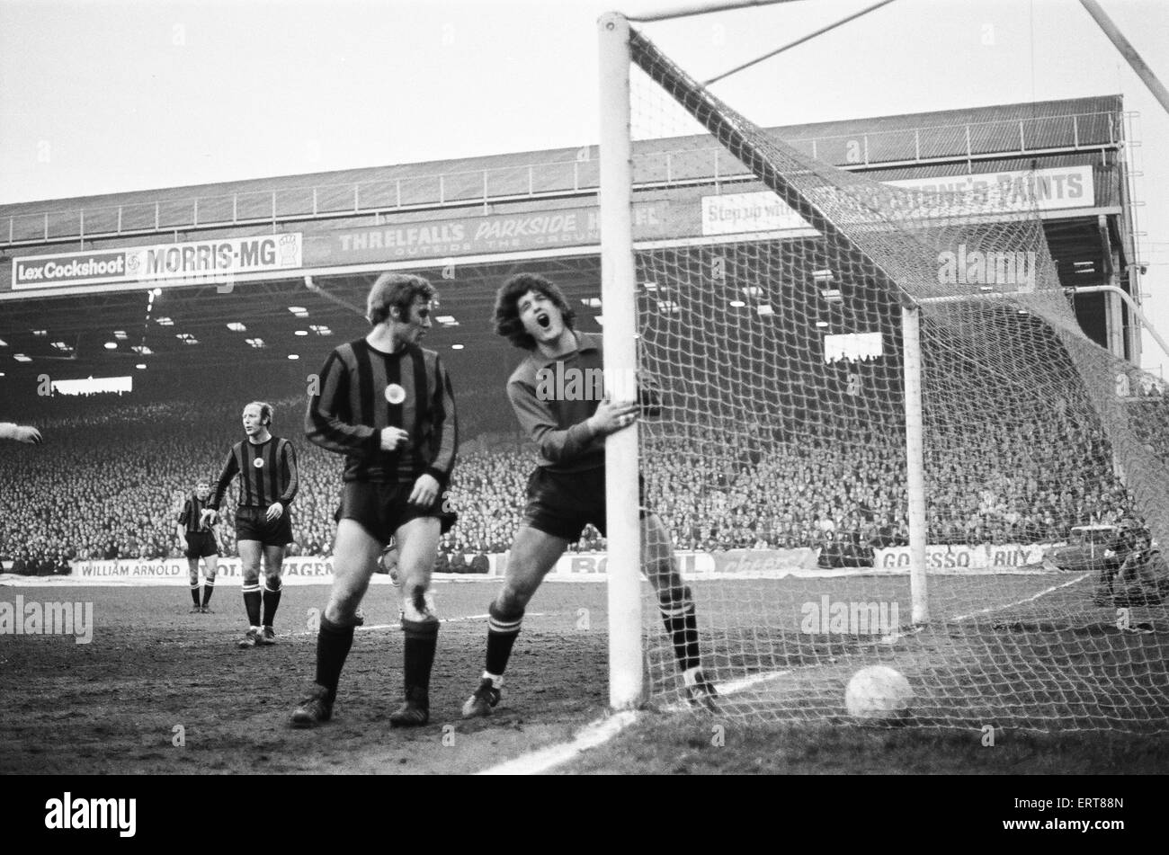 1971 Coupe des Vainqueurs de Coupe européenne deuxième demi-finale match aller à Maine Road. Manchester City 0 v 1 Chelsea. Gardien de Manchester City Ron Healey maudit sa chance après avoir marqué le but qui a coulé sa propre équipe. 28 avril 1971. Banque D'Images
